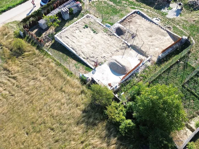 Eladó telek Pécsely 2027 nm