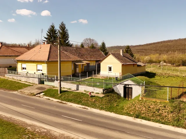 Eladó ház Felsőpetény, Alkotmány utca 32 200 nm