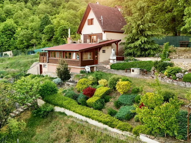 Eladó nyaraló Nagymaros, Kapuhegy düllő 110 nm