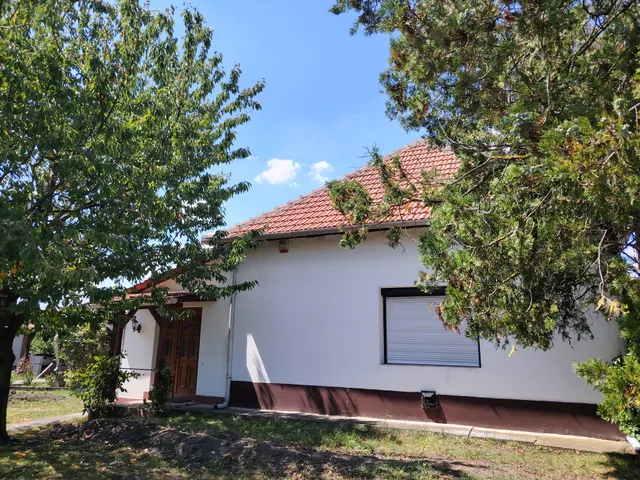 Eladó ház Poroszló, Hősök útja 32 125 nm