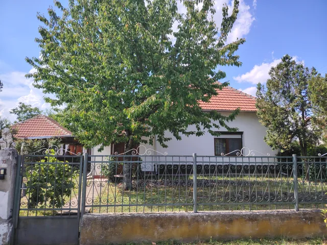 Eladó ház Poroszló, Hősök útja 32 125 nm