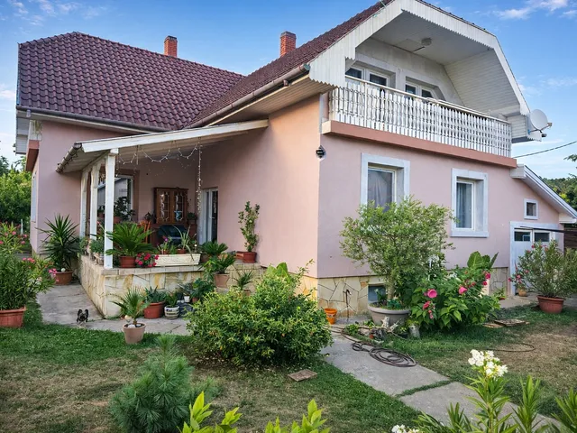 Eladó ház Vonyarcvashegy 274 nm