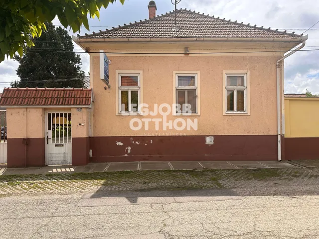 Eladó kereskedelmi és ipari ingatlan Cegléd 370 nm
