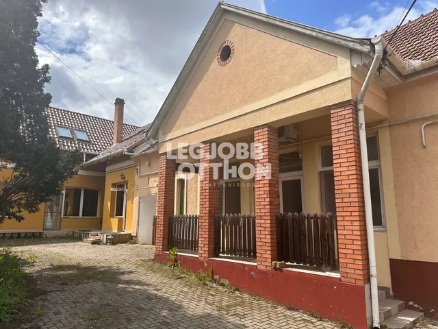 Eladó kereskedelmi és ipari ingatlan Cegléd 370 nm
