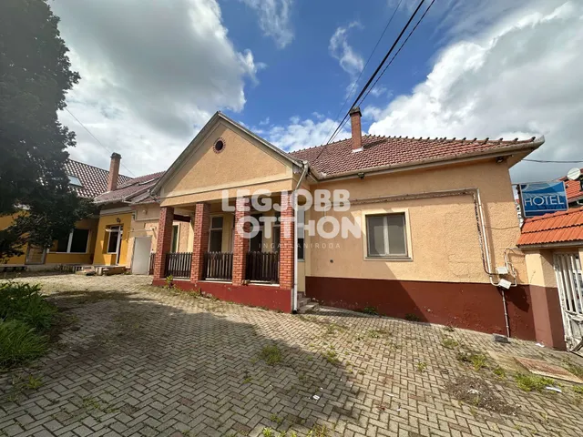 Eladó kereskedelmi és ipari ingatlan Cegléd 370 nm
