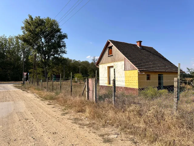 Eladó kereskedelmi és ipari ingatlan Nyársapát 1 nm