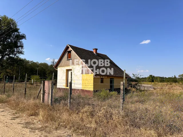 Eladó kereskedelmi és ipari ingatlan Nyársapát 1 nm