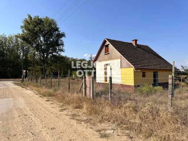 Eladó kereskedelmi és ipari ingatlan Nyársapát 1 nm
