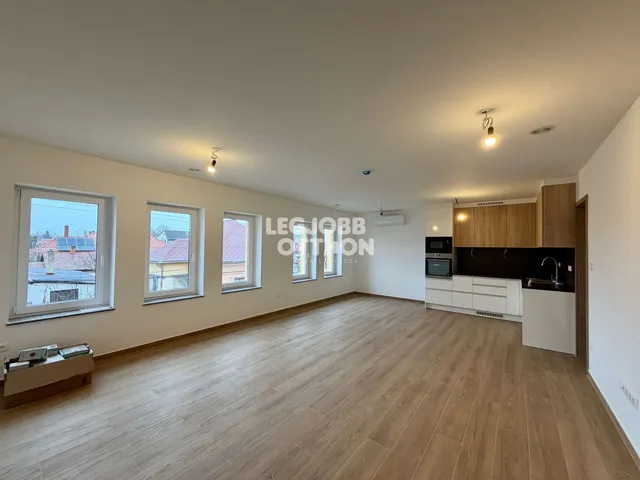 Eladó lakás Cegléd 139 nm