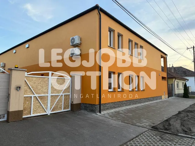 Eladó lakás Cegléd 130 nm