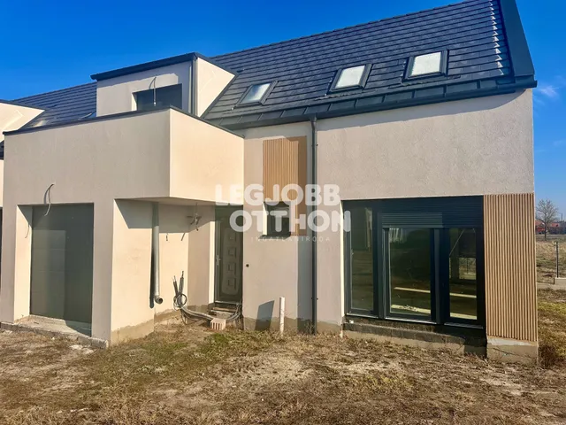 Eladó lakás Cegléd 87 nm