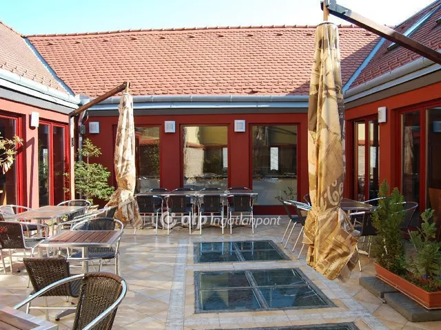 Eladó kereskedelmi és ipari ingatlan Pécs 538 nm