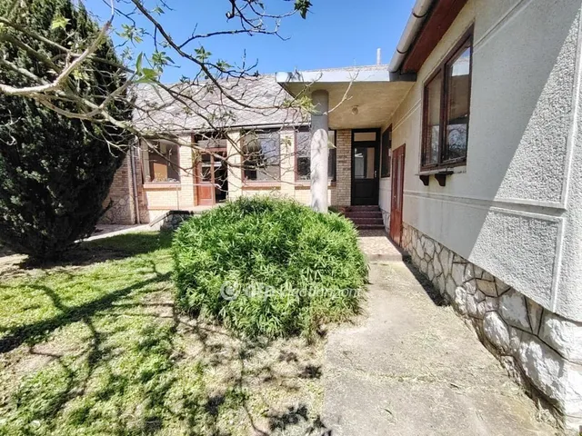 Eladó ház Pogány 250 nm