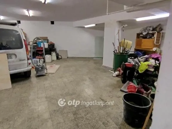 Eladó garázs Pécs 81 nm