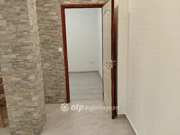 Eladó lakás Komló 34 nm