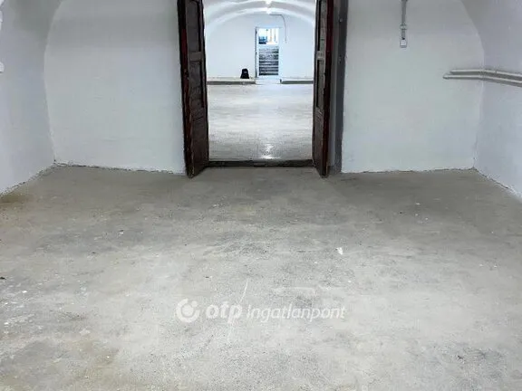 Eladó kereskedelmi és ipari ingatlan Pécs 216 nm