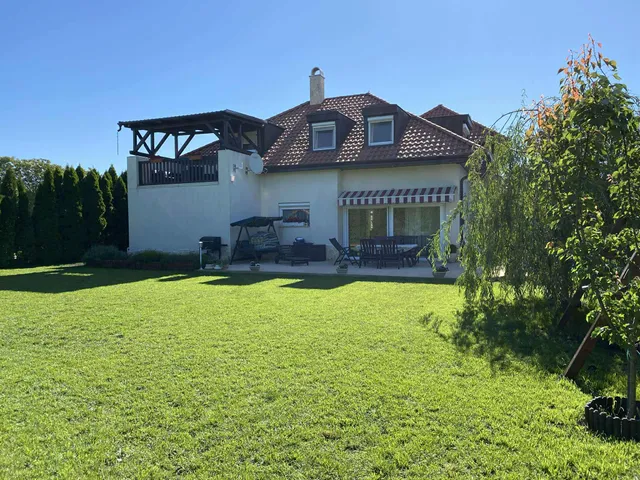 Eladó ház Velence, Ófalu 202 nm