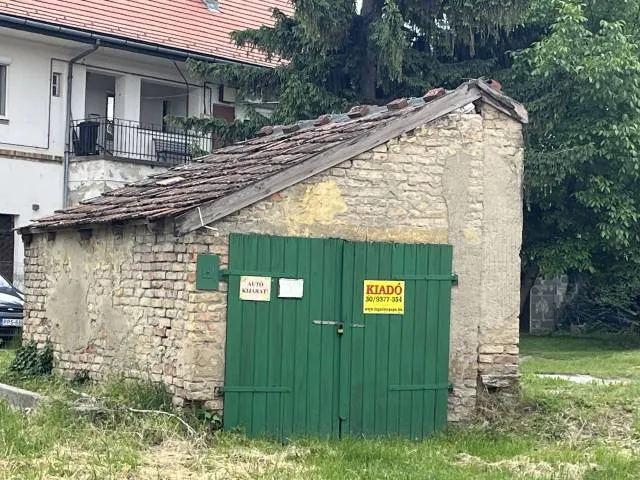 Kiadó garázs Pápa, Belváros 15 nm