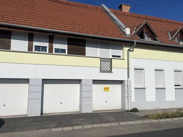 Kiadó garázs Pápa, Belváros 16 nm