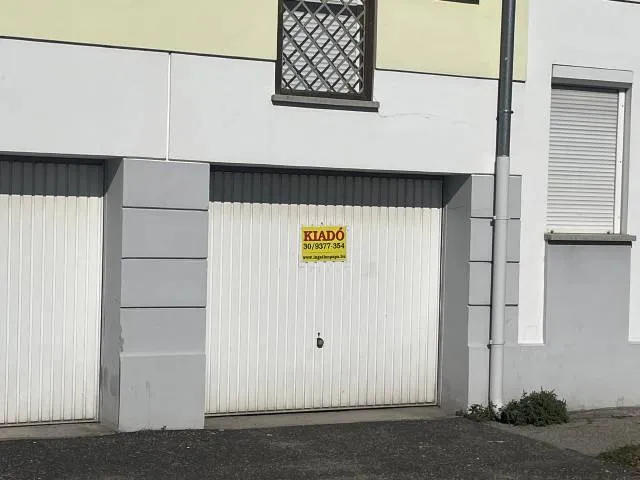 Kiadó garázs Pápa, Belváros 16 nm