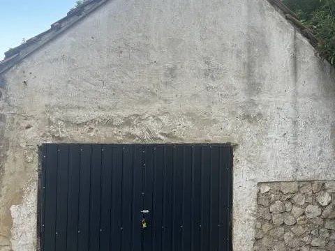 Kiadó garázs Pápa, Belváros 26 nm