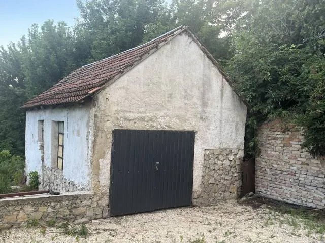 Kiadó garázs Pápa, Belváros 26 nm