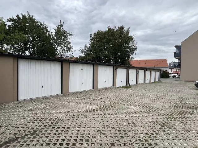 Kiadó garázs Pápa, Belváros 16 nm
