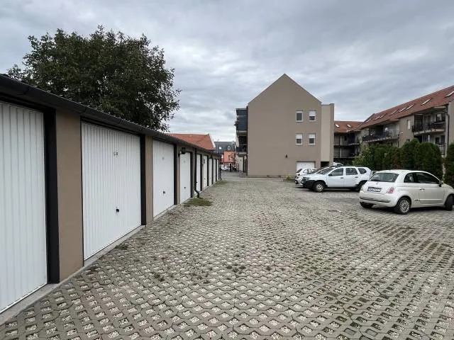 Kiadó garázs Pápa, Belváros, Korona u. 42-44. 16 nm