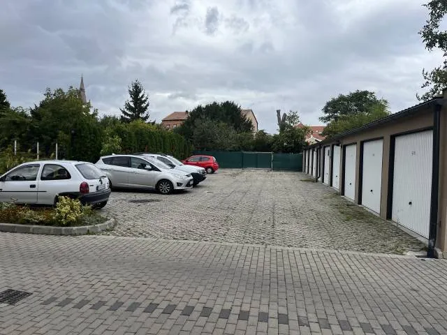 Kiadó garázs Pápa, Belváros, Korona u. 42-44. 16 nm
