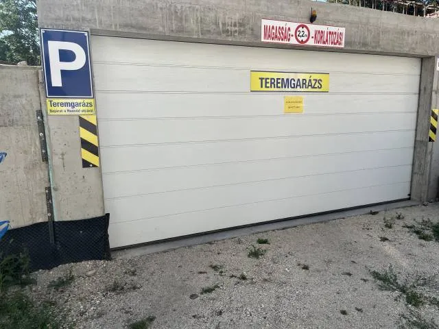 Kiadó garázs Pápa, Belváros 18 nm