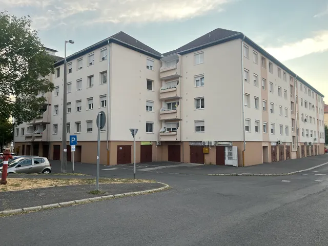 Eladó kereskedelmi és ipari ingatlan Pápa, Belváros 13 nm