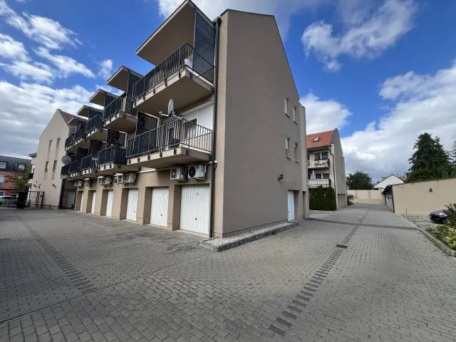 Kiadó garázs Pápa, Belváros, Korona u. 42-44. 16 nm
