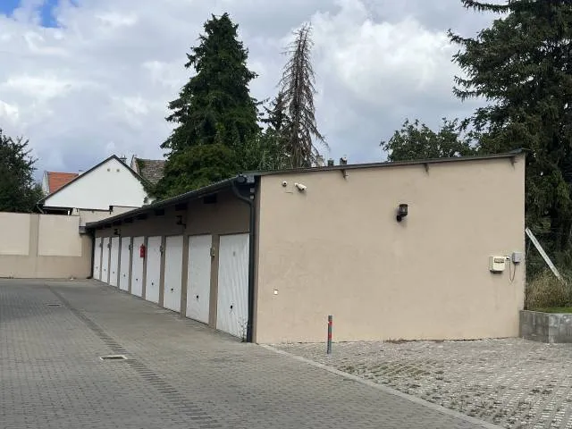 Kiadó garázs Pápa, Belváros, Korona u. 42-44. 16 nm