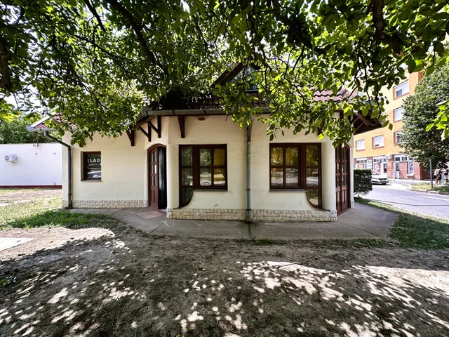 Eladó kereskedelmi és ipari ingatlan Békéscsaba, Lencsési (József Attila) lakótelep 84 nm
