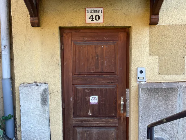 Kiadó kereskedelmi és ipari ingatlan Budapest XII. kerület, Böszörményi út 40. 140 nm