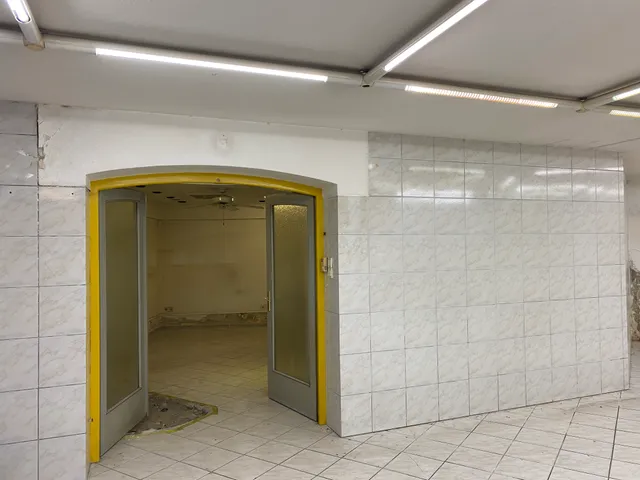 Kiadó kereskedelmi és ipari ingatlan Budapest XII. kerület, Böszörményi út 2/a 136 nm