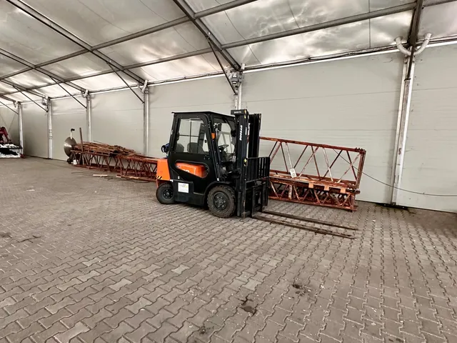 Kiadó kereskedelmi és ipari ingatlan Oroszlány, Óváros 1000 nm