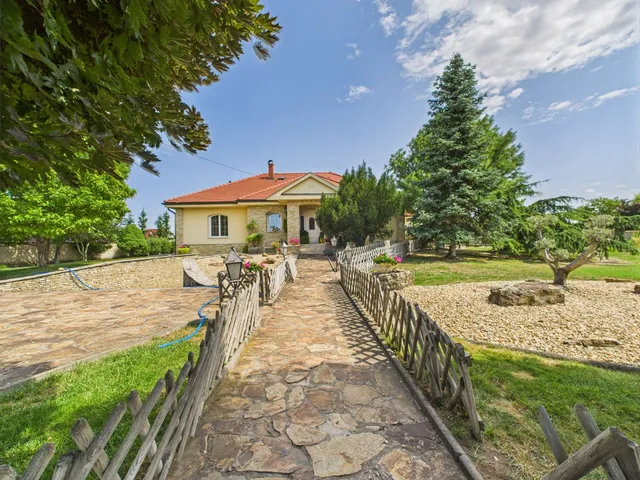 Eladó ház Tura, Vásár utca  570 nm