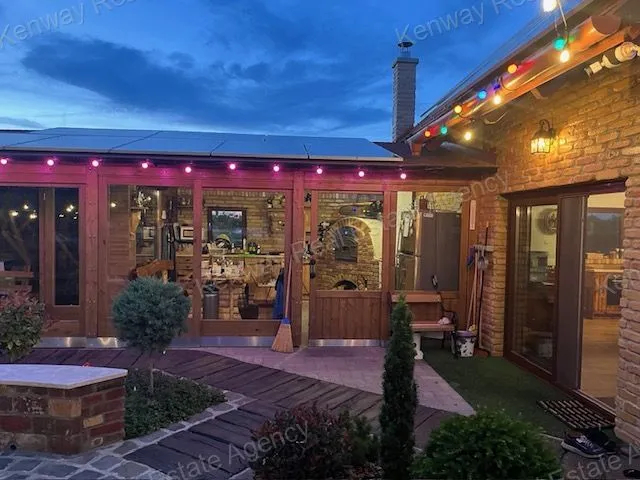 Eladó ház Balaton község 8800 nm