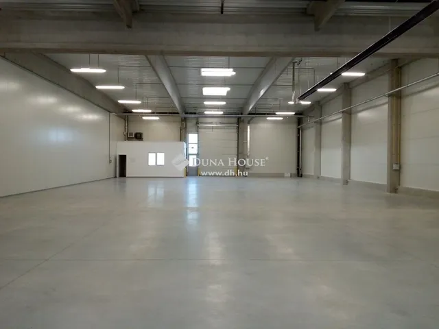 Kiadó kereskedelmi és ipari ingatlan Székesfehérvár 2098 nm