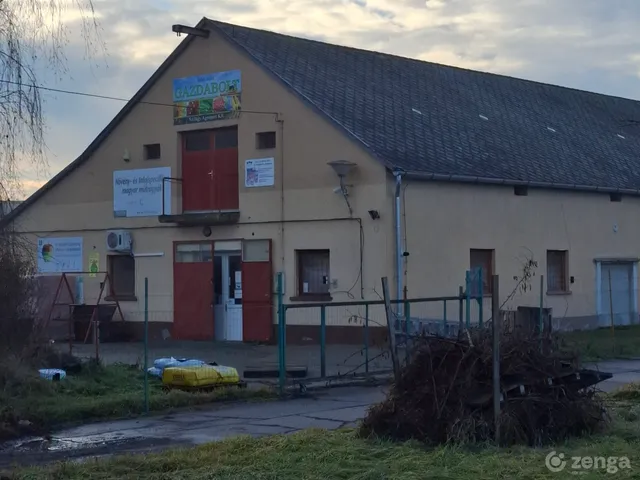 Eladó kereskedelmi és ipari ingatlan Hatvan, Sport u 4 580 nm