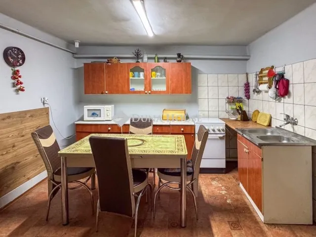 Eladó ház Köröm 130 nm