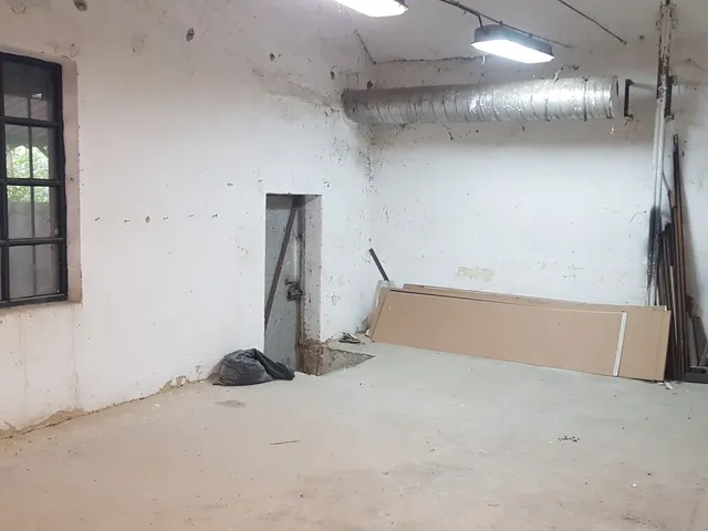 Eladó kereskedelmi és ipari ingatlan Pécs 360 nm
