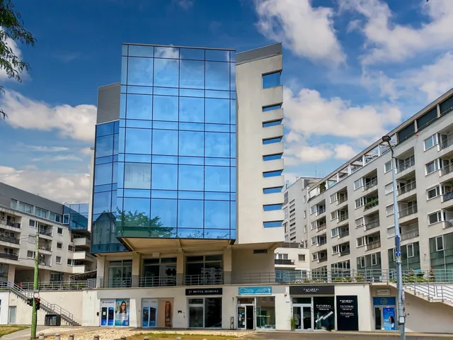 Kiadó kereskedelmi és ipari ingatlan Miskolc, Macropolis, Arany János tér 1 75 nm