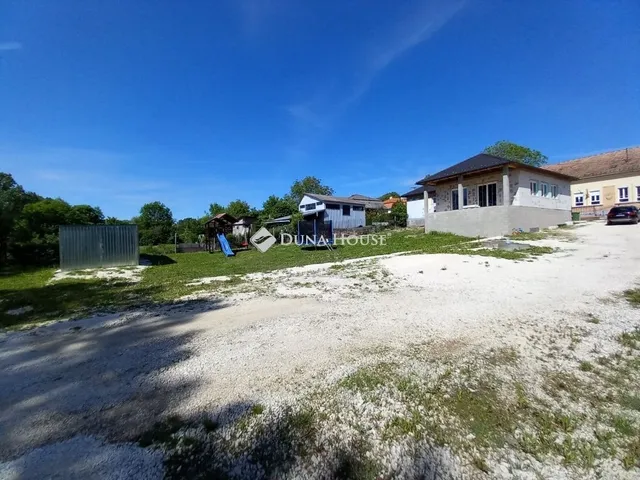 Eladó ház Mány 196 nm