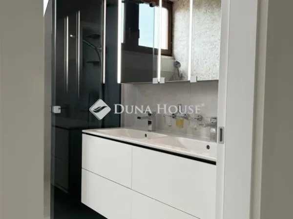 Eladó ház Budapest III. kerület, Békásmegyer-Ófalu 264 nm