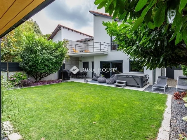 Eladó ház Üröm 158 nm