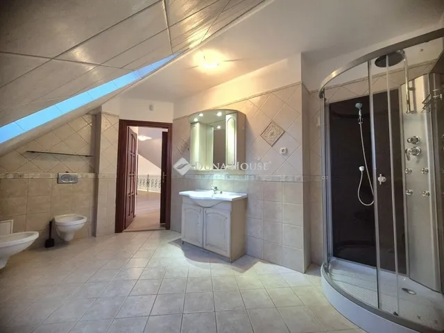 Eladó ház Üröm 236 nm