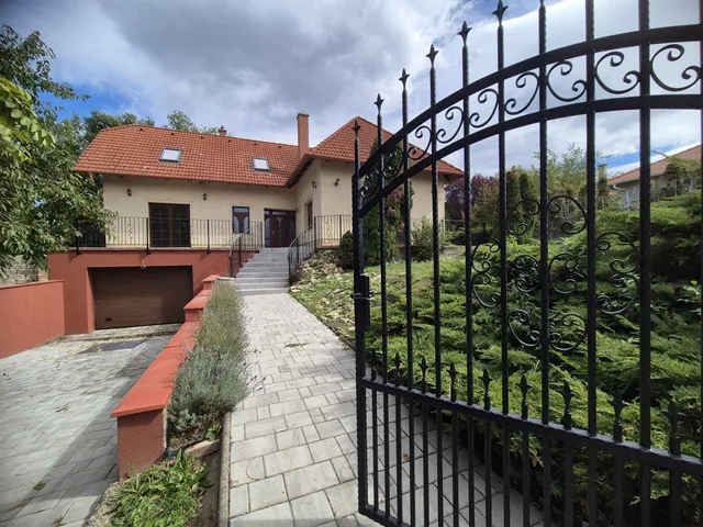 Eladó ház Üröm 236 nm