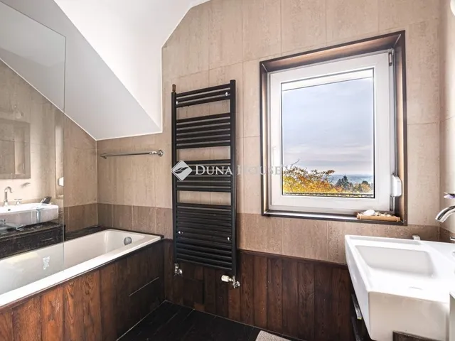 Eladó ház Budapest III. kerület, Táborhegy 196 nm